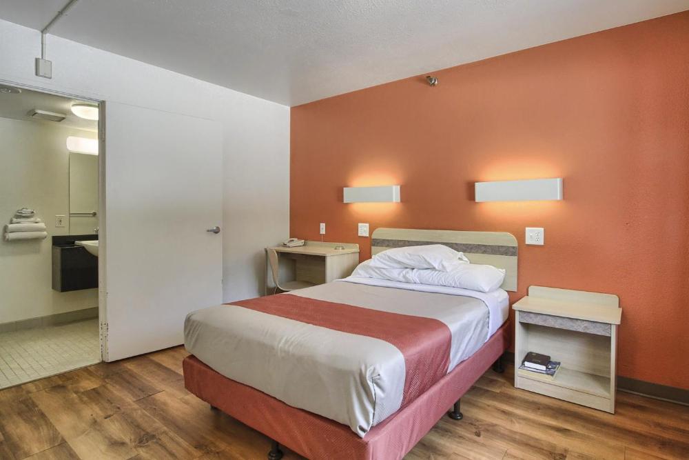 Queen Room interior
