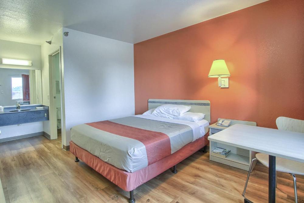 Deluxe Queen Room interior